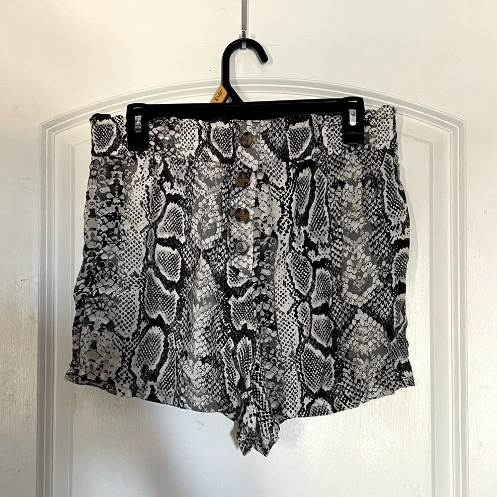 NWT Women’s Flowy Soft Animal Print Shorts, Size L, Macy’s Derek Heart